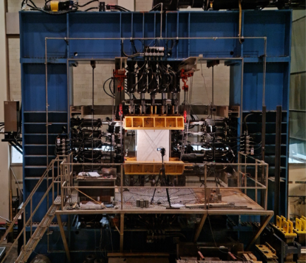 Hybrid (experimental-numerical) simulation of a reinforced concrete shear wall in an auxiliary building