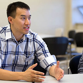 Alumnus David Cheung (CivE 1T1 + PEY) chats with undergraduate students during an Alumni Mentorship Program event. (Photo: Nick Kachibaia)