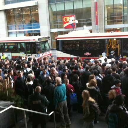 A crowd spills along Bloor street after a transit disruption in November 2009. U of T Engineering research have designed an algorithm that they say can more efficiently dispatch buses to deal with downed subway lines. (Photo: Sweetsop, via Flickr)