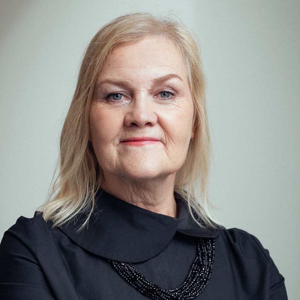 Warren_Lesley_Headshot-SQ_UofT copy